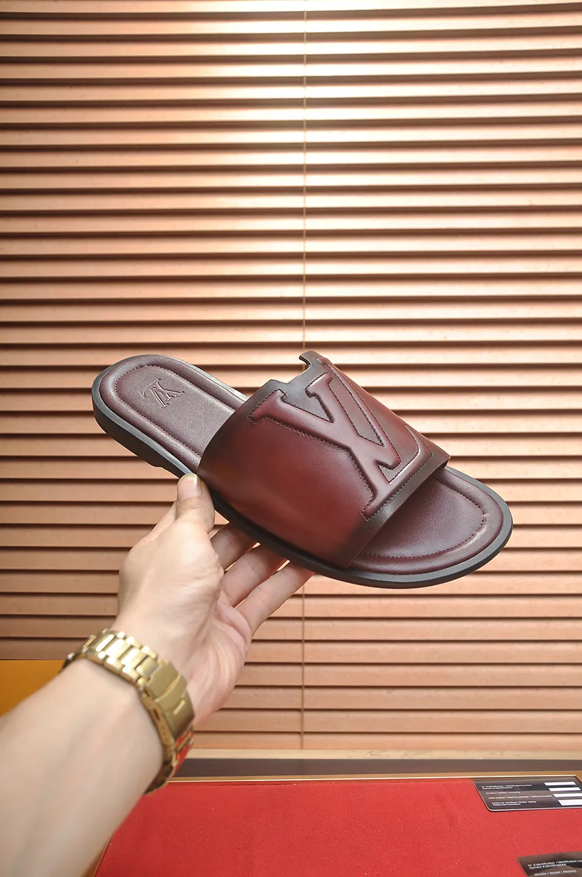 Men's shoes 💰360💶 [Louis Vuitton LV slippers] (high-end cowhide) counter 1:1 fashion style, a must-have for summer! The designer used LV’s iconic outsole. The original simple slippers instantly become fashionable! The upper is made of flexible special cowhide leather straps alternately, and the workmanship is exquisite! A must-have for stylish men in summer, size 38-46 (45 46 customized)